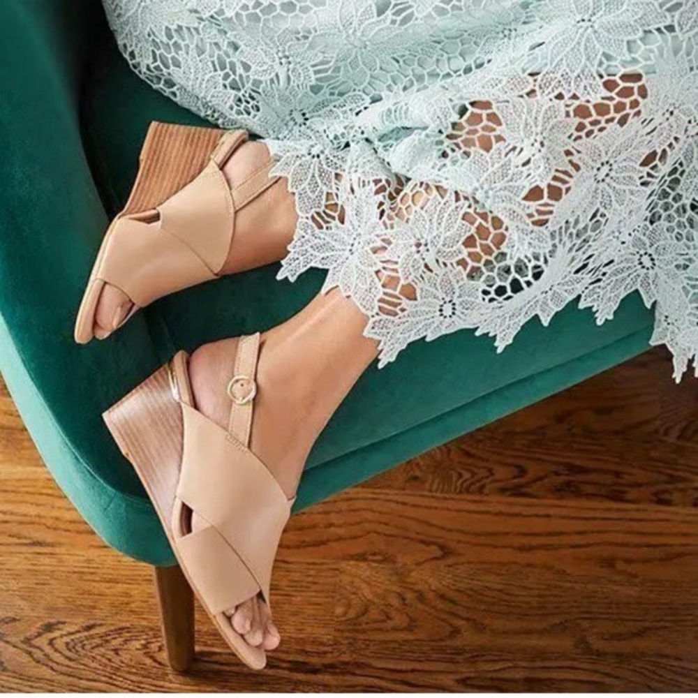 NWT 🛍️  Preston & York Nude Leather Wedge Sandal Pumps with Gold Hardware